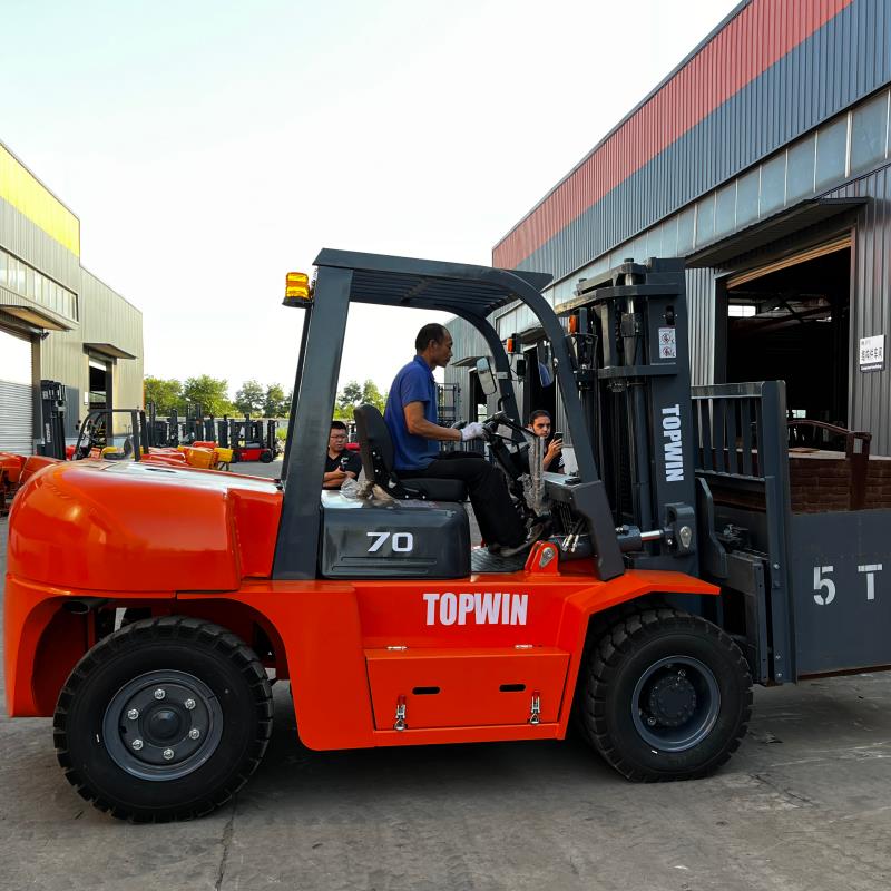 7000kg forklift.jpg